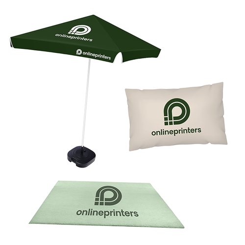 Gartenmbel-Set bestehend aus Sonnenschirm, Kissen und Matte.