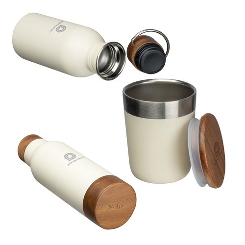 Cremefarbene Edelstahl-Flasche und Becher mit Holzdetails.